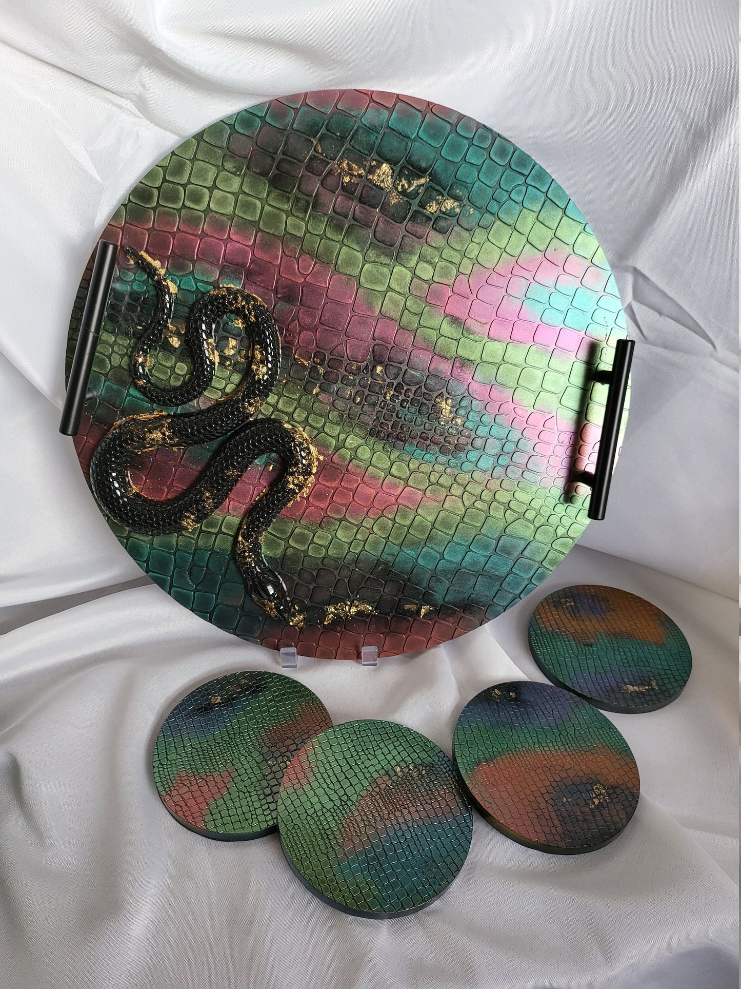 Round reptile tray with coasters. Snake accent and reptile print wit handles . Serpent accent décor. Witchcraft spell tray