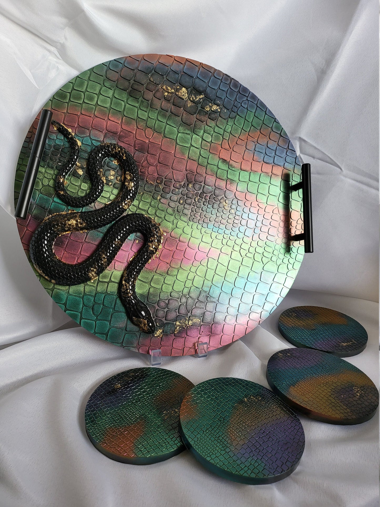Round reptile tray with coasters. Snake accent and reptile print wit handles . Serpent accent décor. Witchcraft spell tray