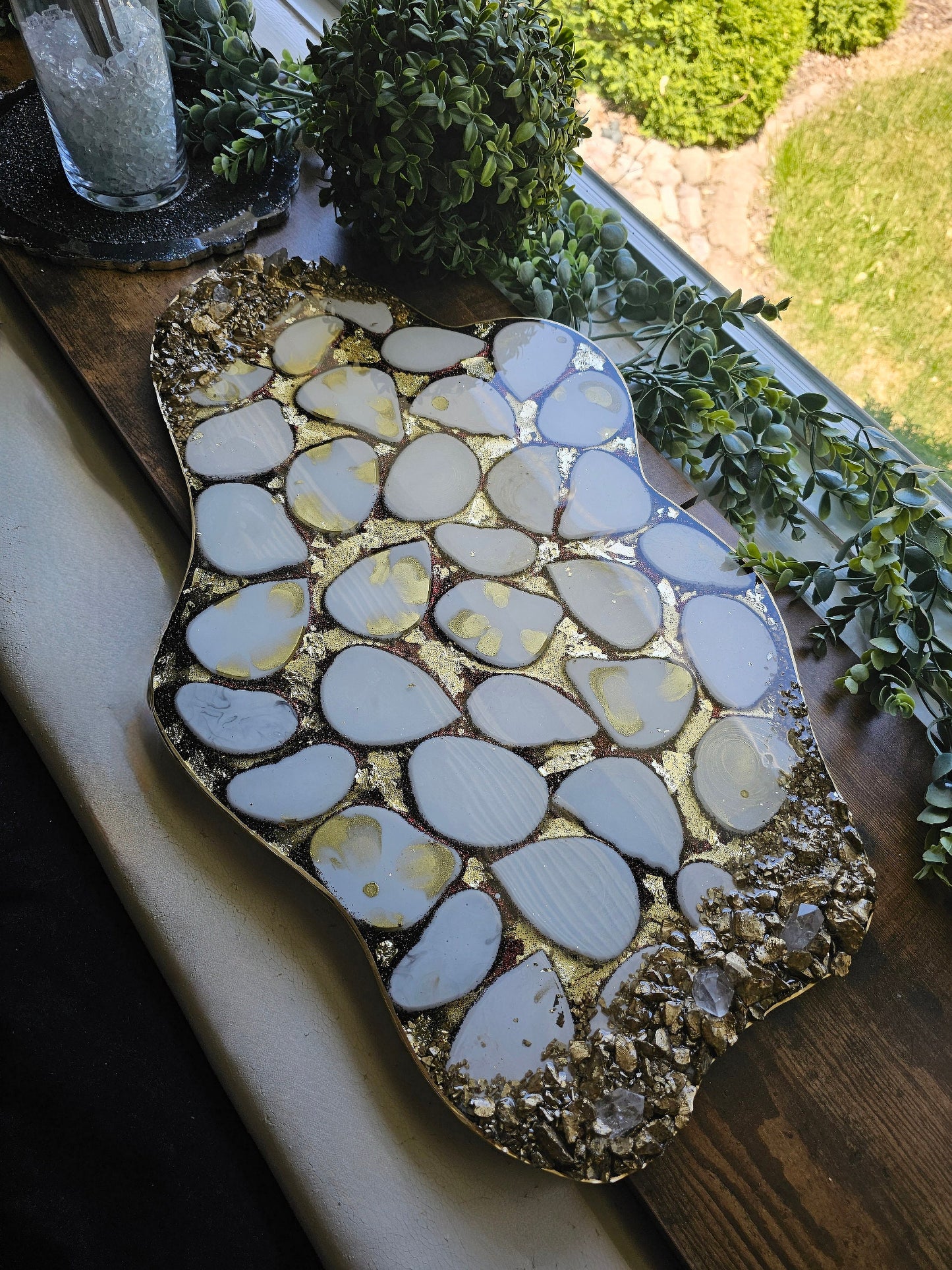 Geode/Agate large tray. Agate irregular shape serving board. Quartz crystals and stone for added chic .Multi use base pebble home accent.
