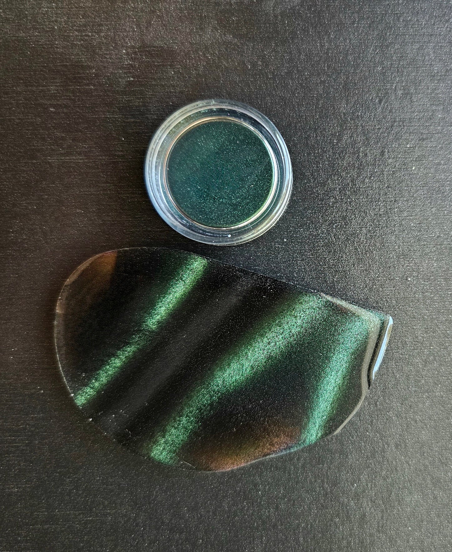 Shapeshifter pigments. Cat Eye magnetic powder. Great arts, crafts, nail polish mix. Magnet required for desired effect. 1 gram jar