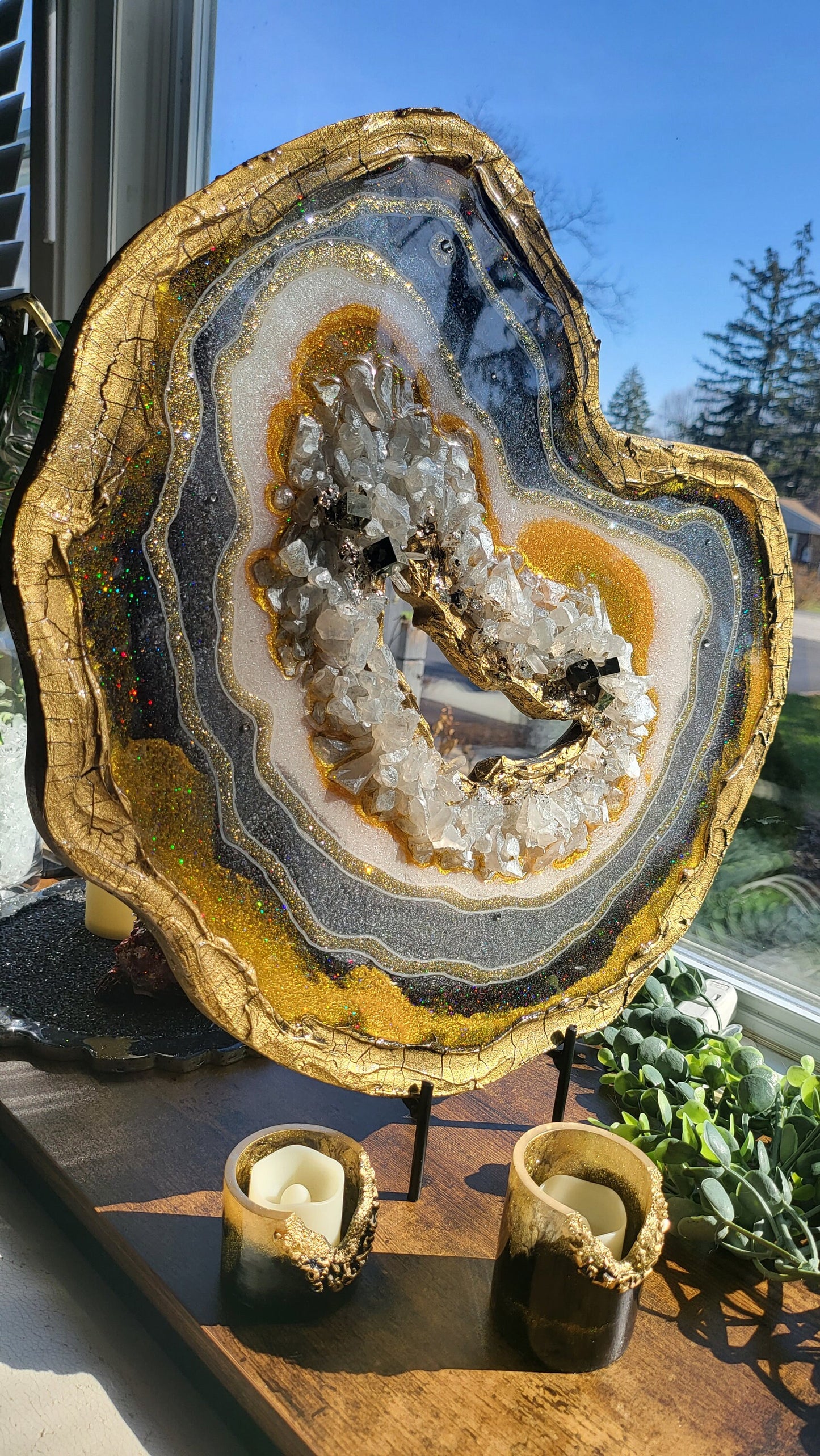 Resin wallart with geodes and crystals. Freeform geode with shimmering effect painting. Genune pyrates and quartz crystals.
