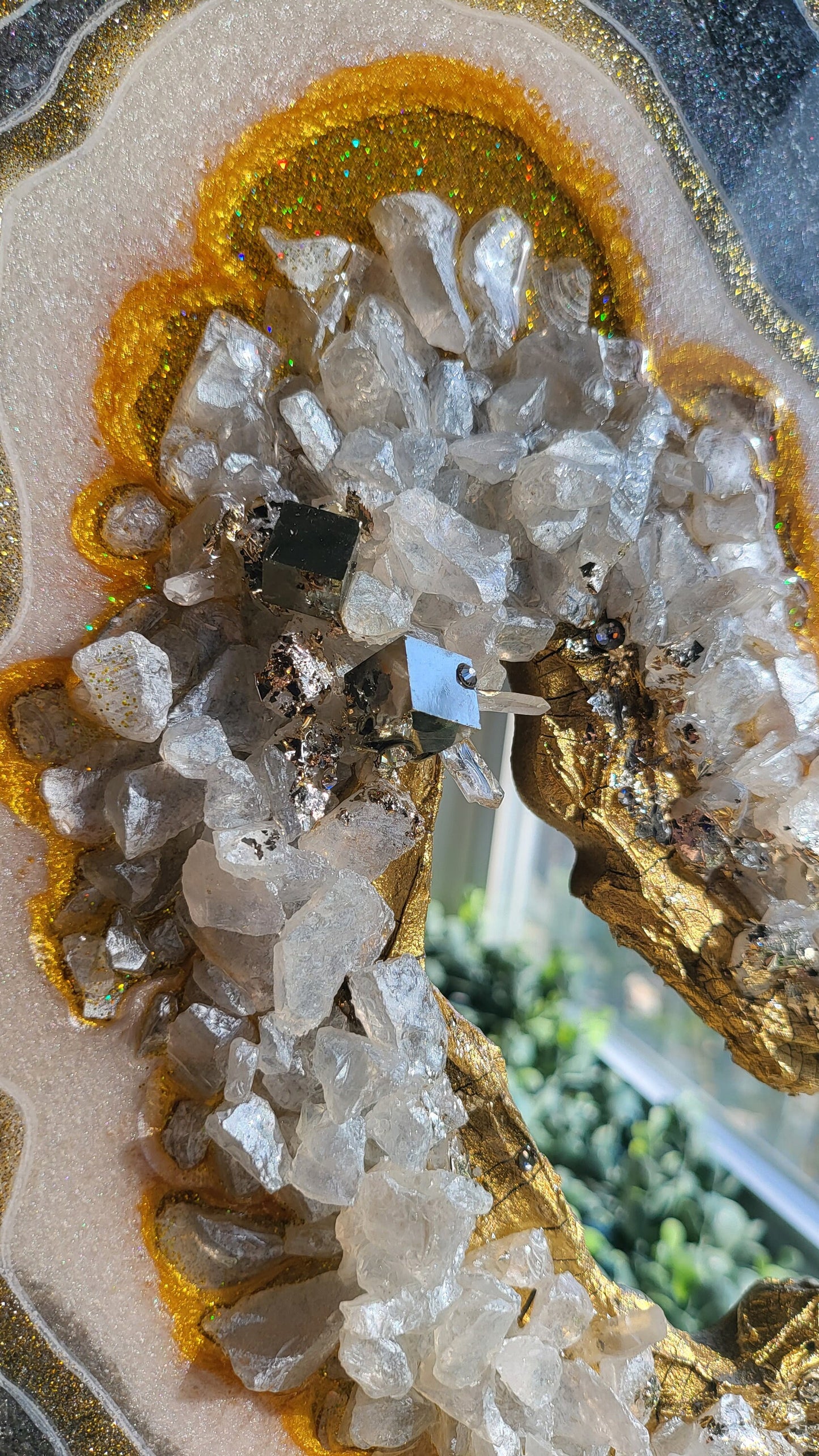 Resin wallart with geodes and crystals. Freeform geode with shimmering effect painting. Genune pyrates and quartz crystals.
