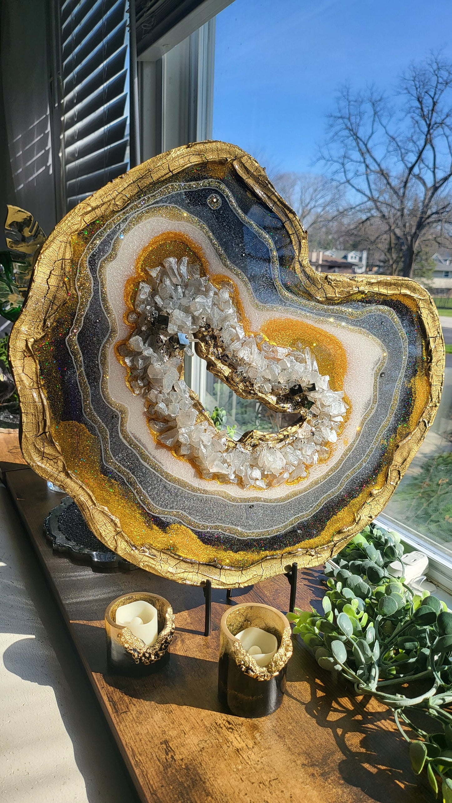 Resin wallart with geodes and crystals. Freeform geode with shimmering effect painting. Genune pyrates and quartz crystals.