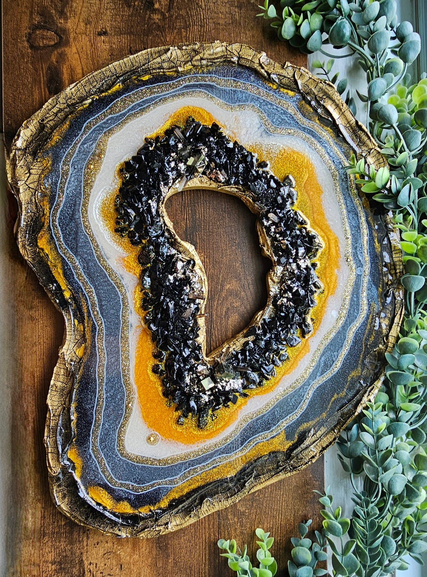 Resin wallart with geodes and crystals. Freeform geode with shimmering effect painting. Genuine pyrates and quartz crystals.