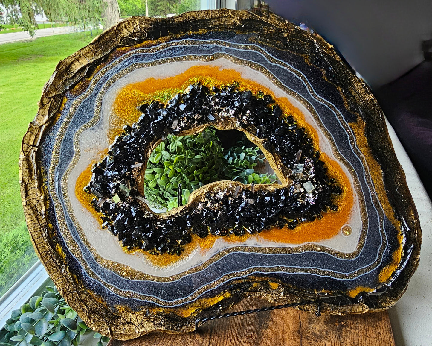 Resin wallart with geodes and crystals. Freeform geode with shimmering effect painting. Genuine pyrates and quartz crystals.