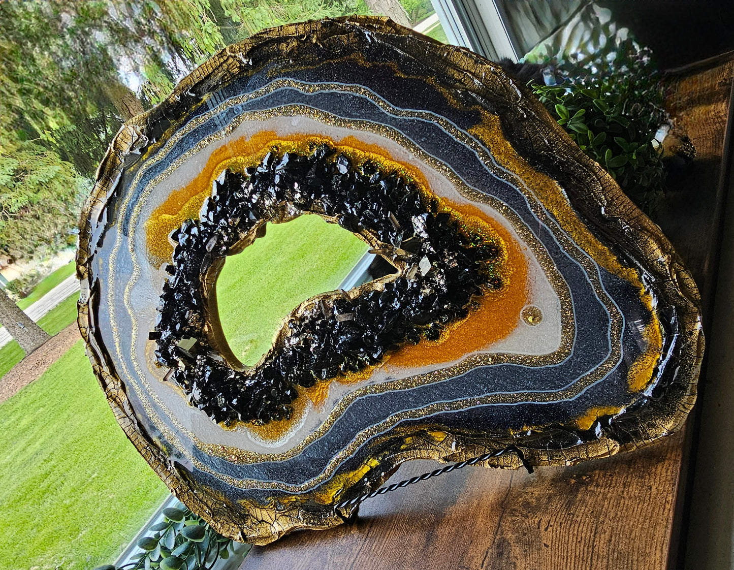 Resin wallart with geodes and crystals. Freeform geode with shimmering effect painting. Genuine pyrates and quartz crystals.