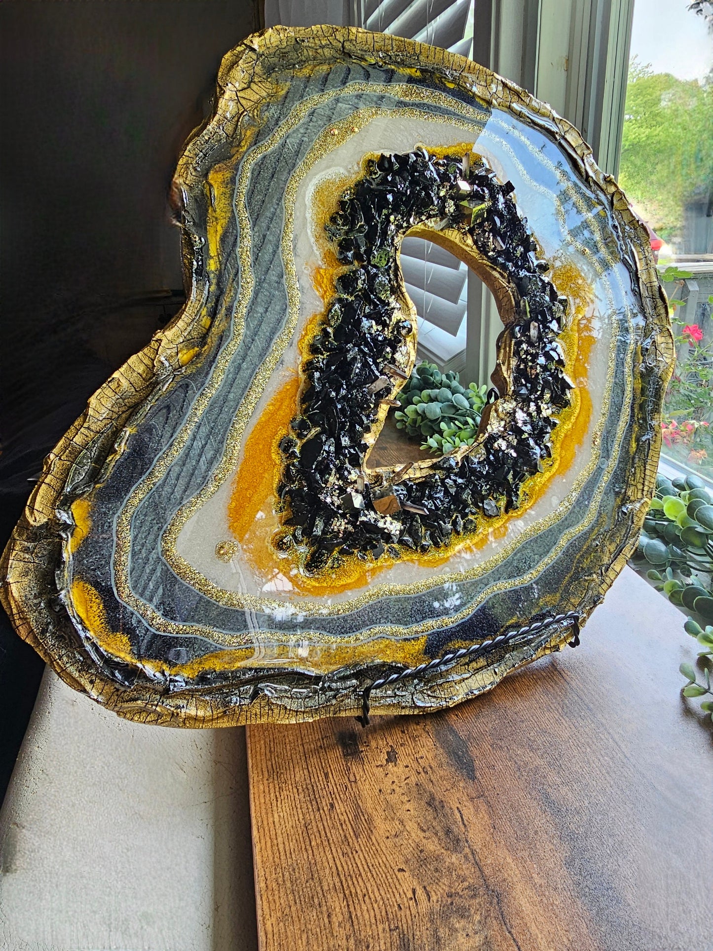 Resin wallart with geodes and crystals. Freeform geode with shimmering effect painting. Genuine pyrates and quartz crystals.
