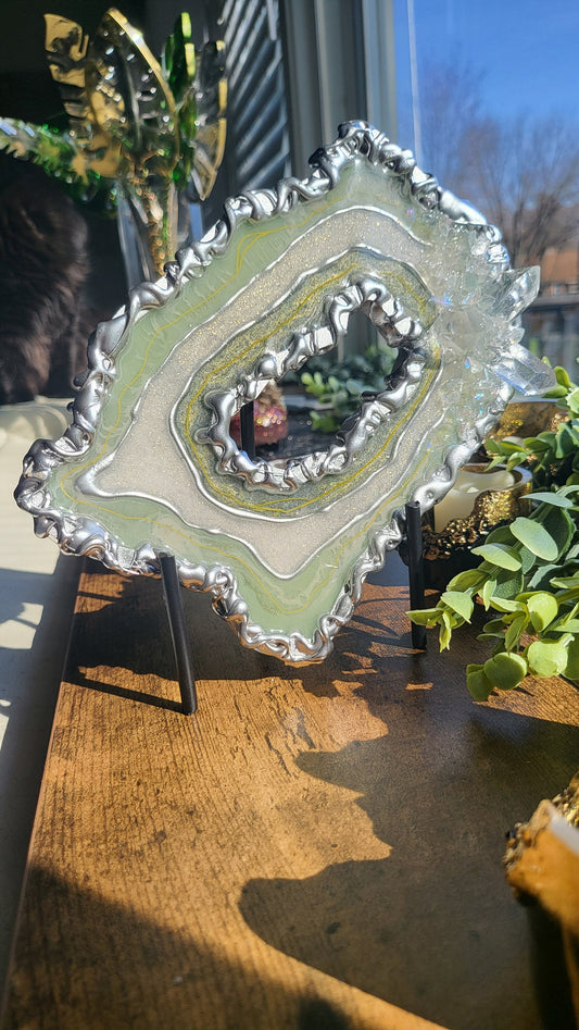 Mini geode wallart . Iregular freeform shape 5"×7" comes with no stand